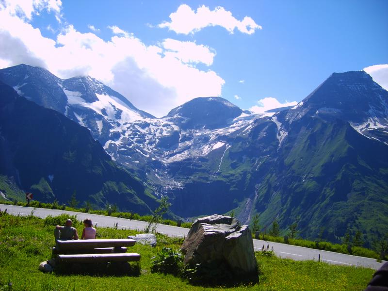 Berge an einer Passstraße