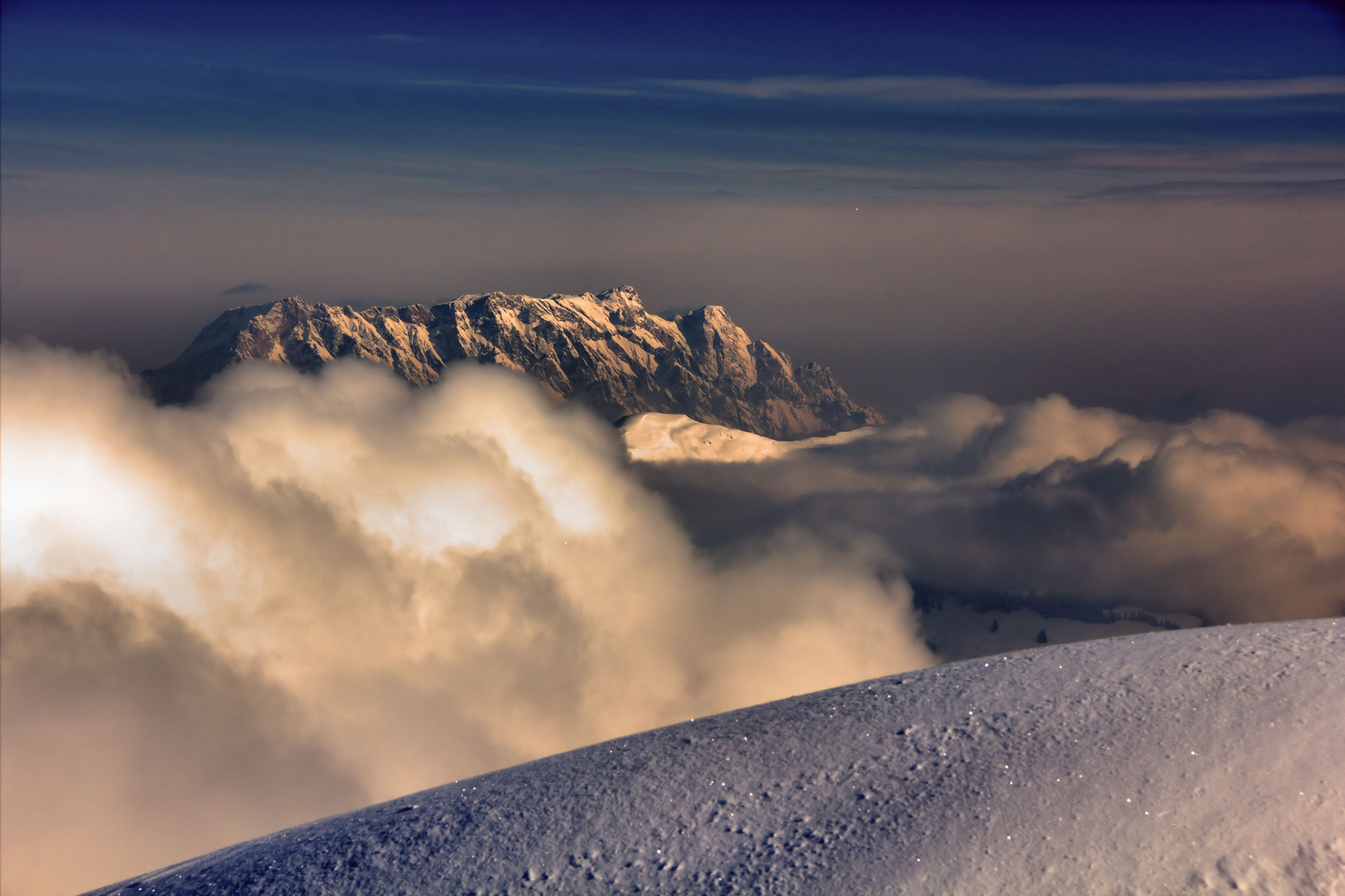 Berge aus Wolken und Stein