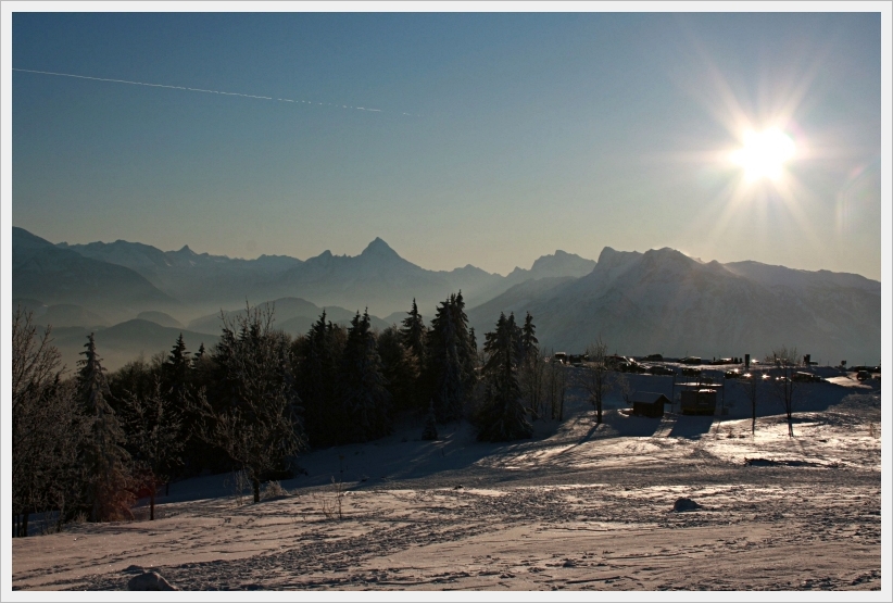 Berge, Bäume, Schatten, Sonne und ein Flugzeugschweif