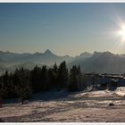 Berge, Bäume, Schatten, Sonne und ein Flugzeugschweif