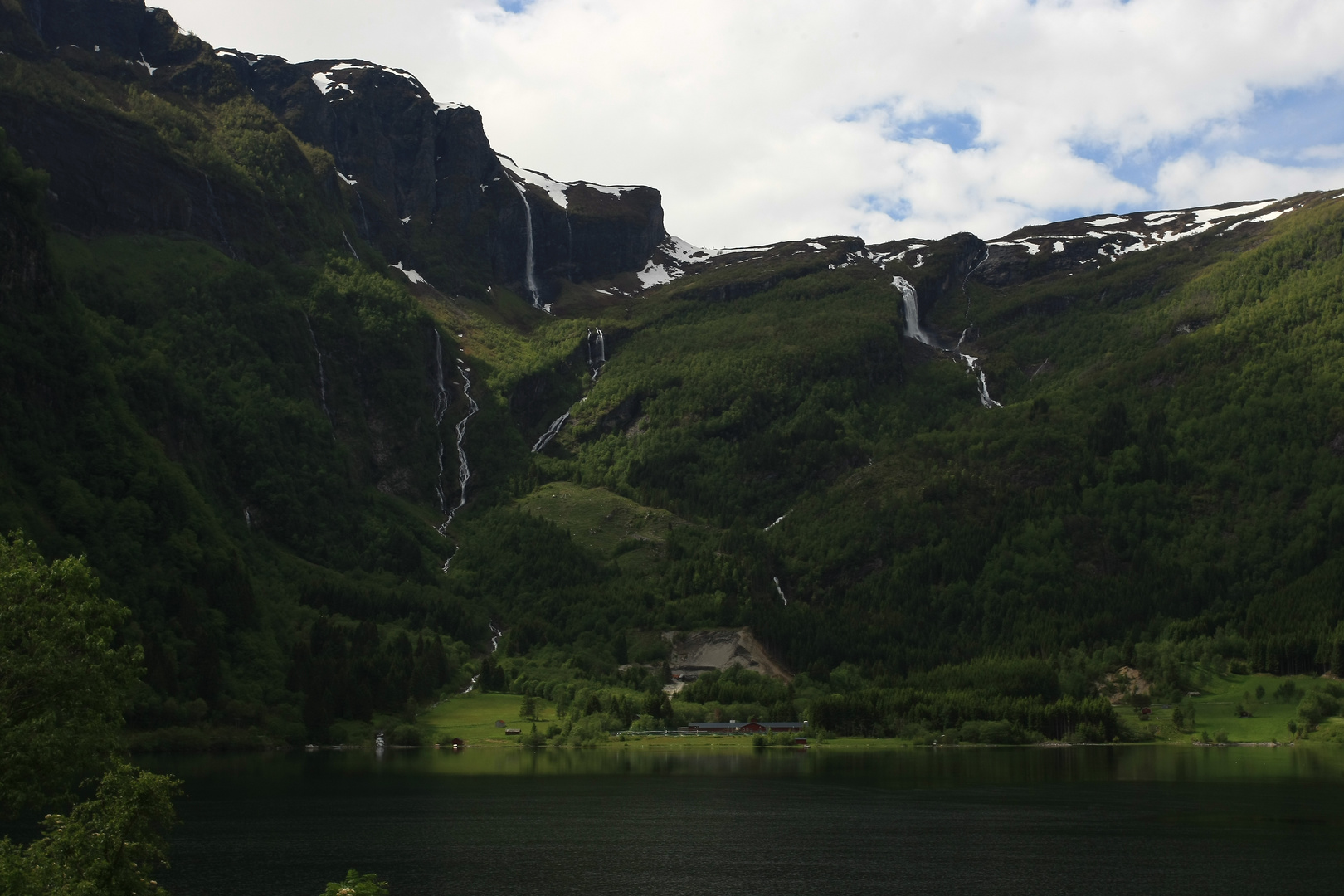 Berge bei Arnafjord in Norwegen