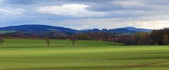 Berge, goldener Herbst und frisches Grün sowie die schon tiefe...