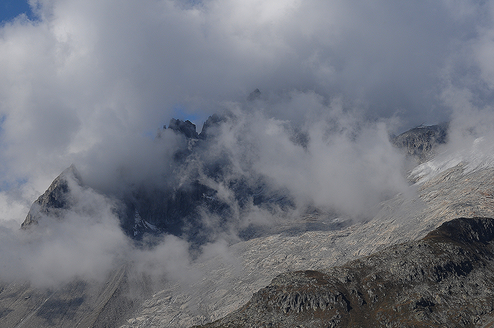 Berge hinter den Wolken