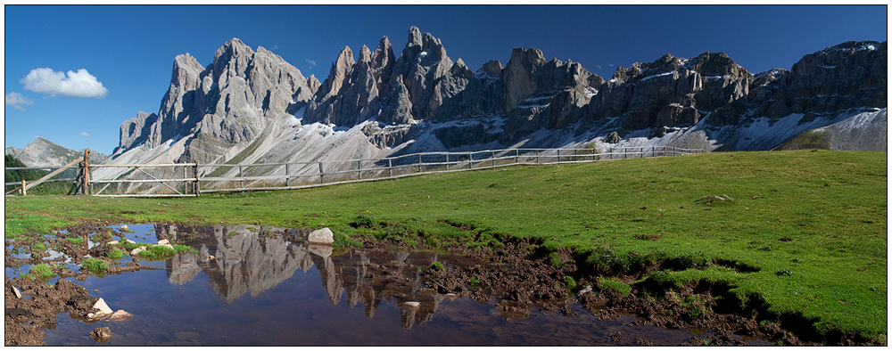 Berge hinterm Zaun