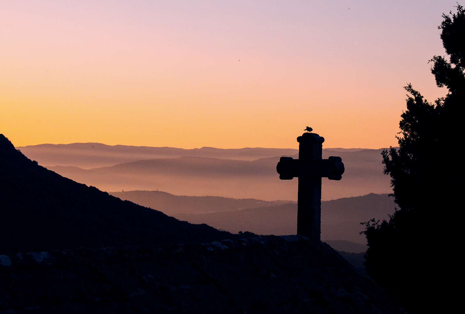 Berge im Abendlicht mit Kreuz