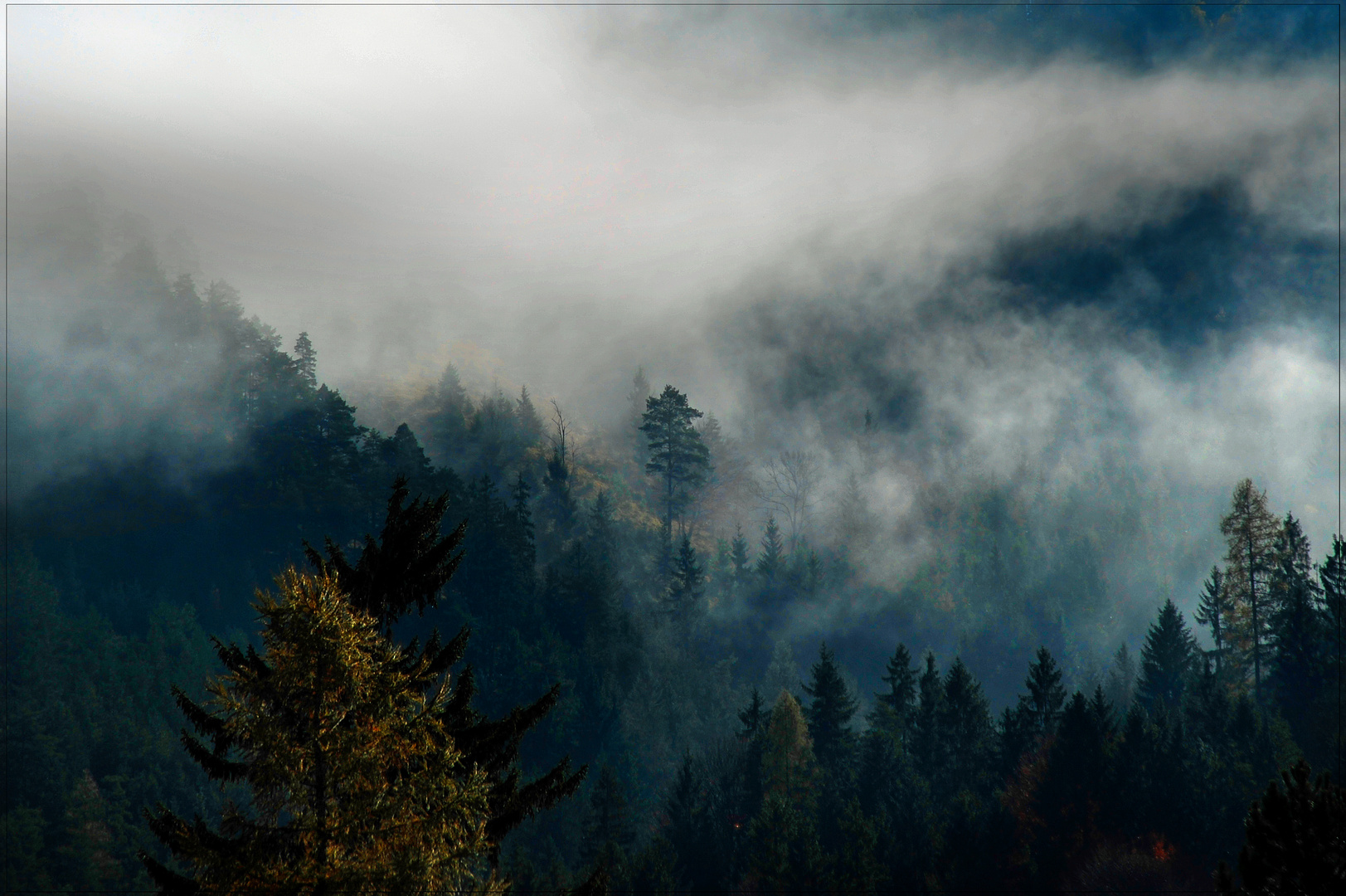 Berge im Frühnebel