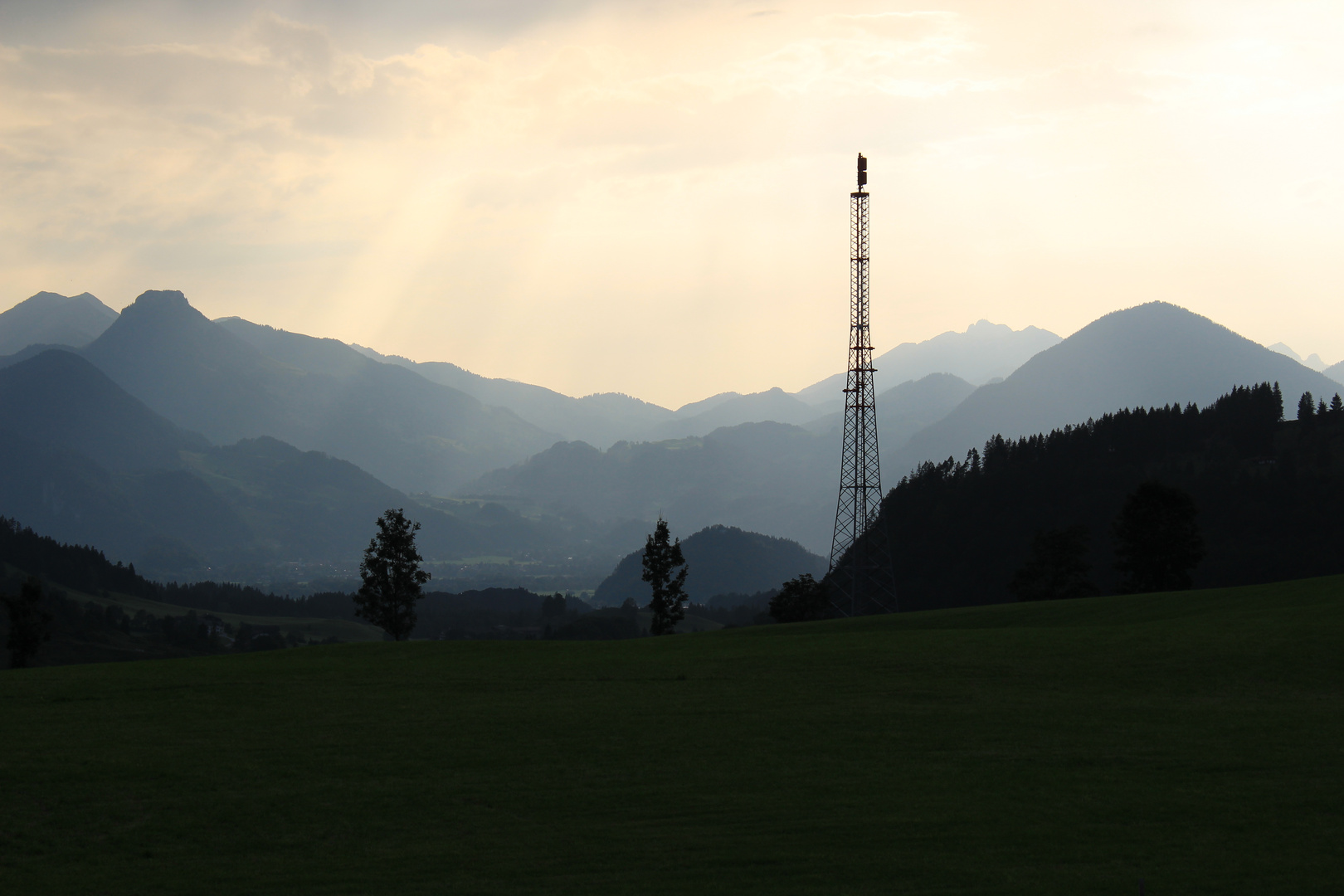 Berge im Gegenlicht mit Sendemast