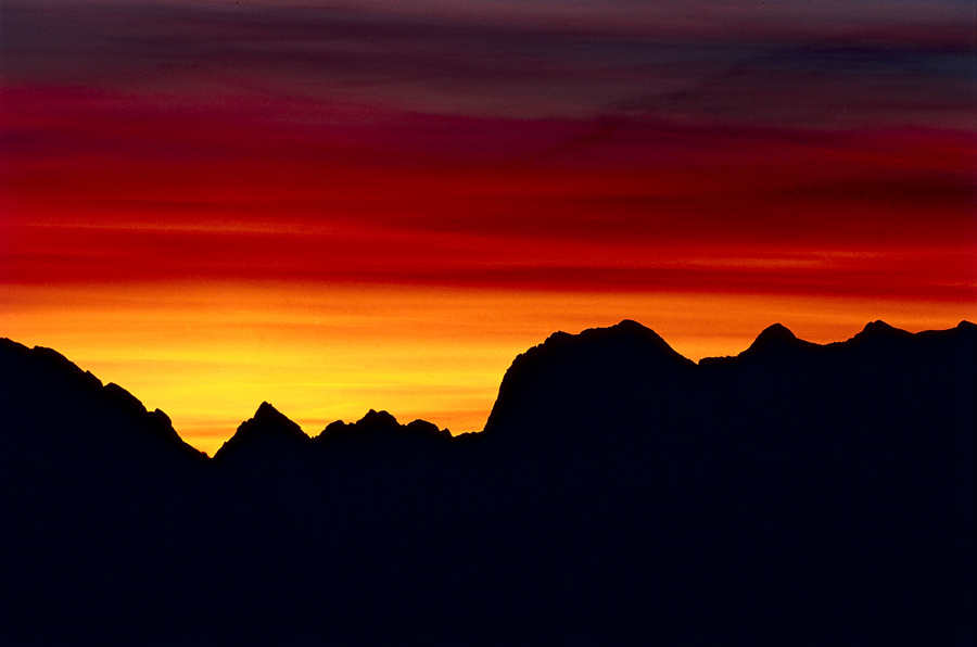 Berge im Scherenschnitt