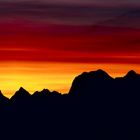 Berge im Scherenschnitt