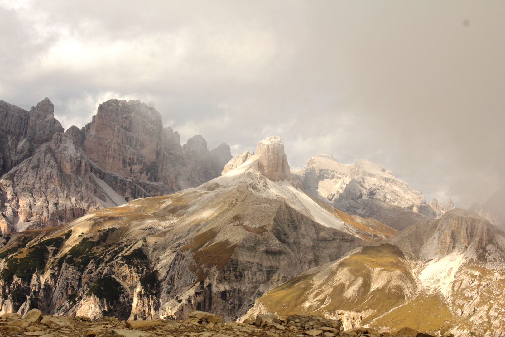 Berge im Sonne-Wolken-Schattenspiel