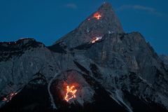 [ … Berge in Flammen ]