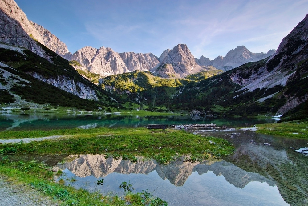 Berge in Licht und Wasser