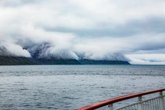 Berge in Wolken verpackt