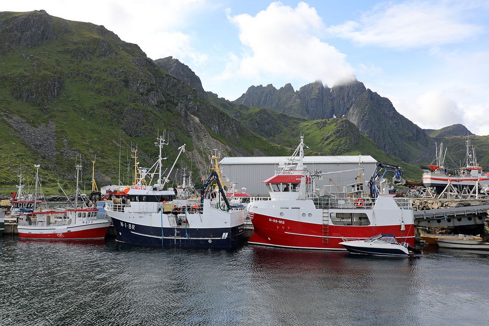 Berge-Meer-Schiffe-Lofoten