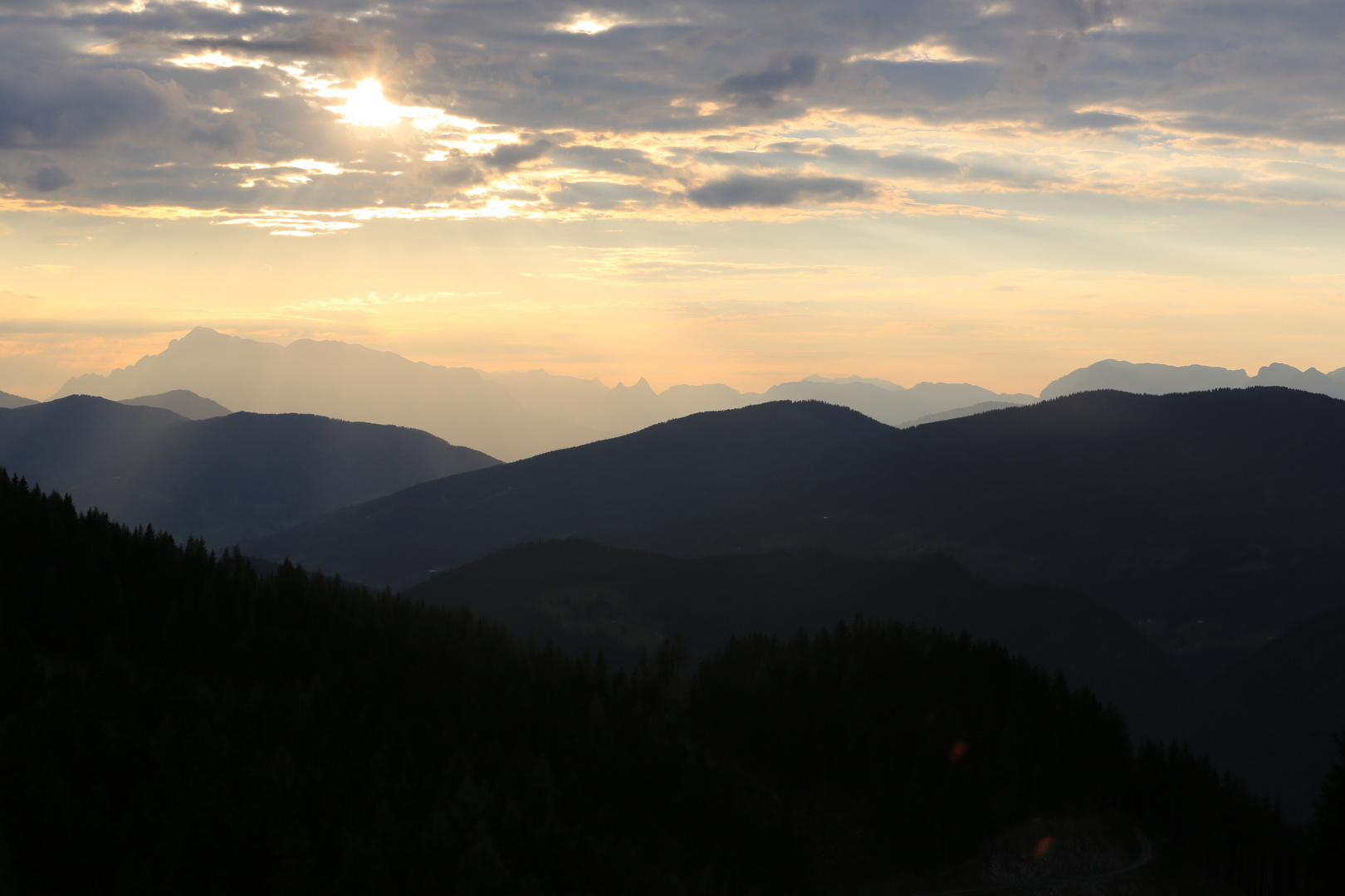 Berge mit einem Hauch von Sonnenuntergang