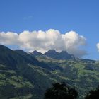 Berge mit Häusern in den Schweizer Alpen