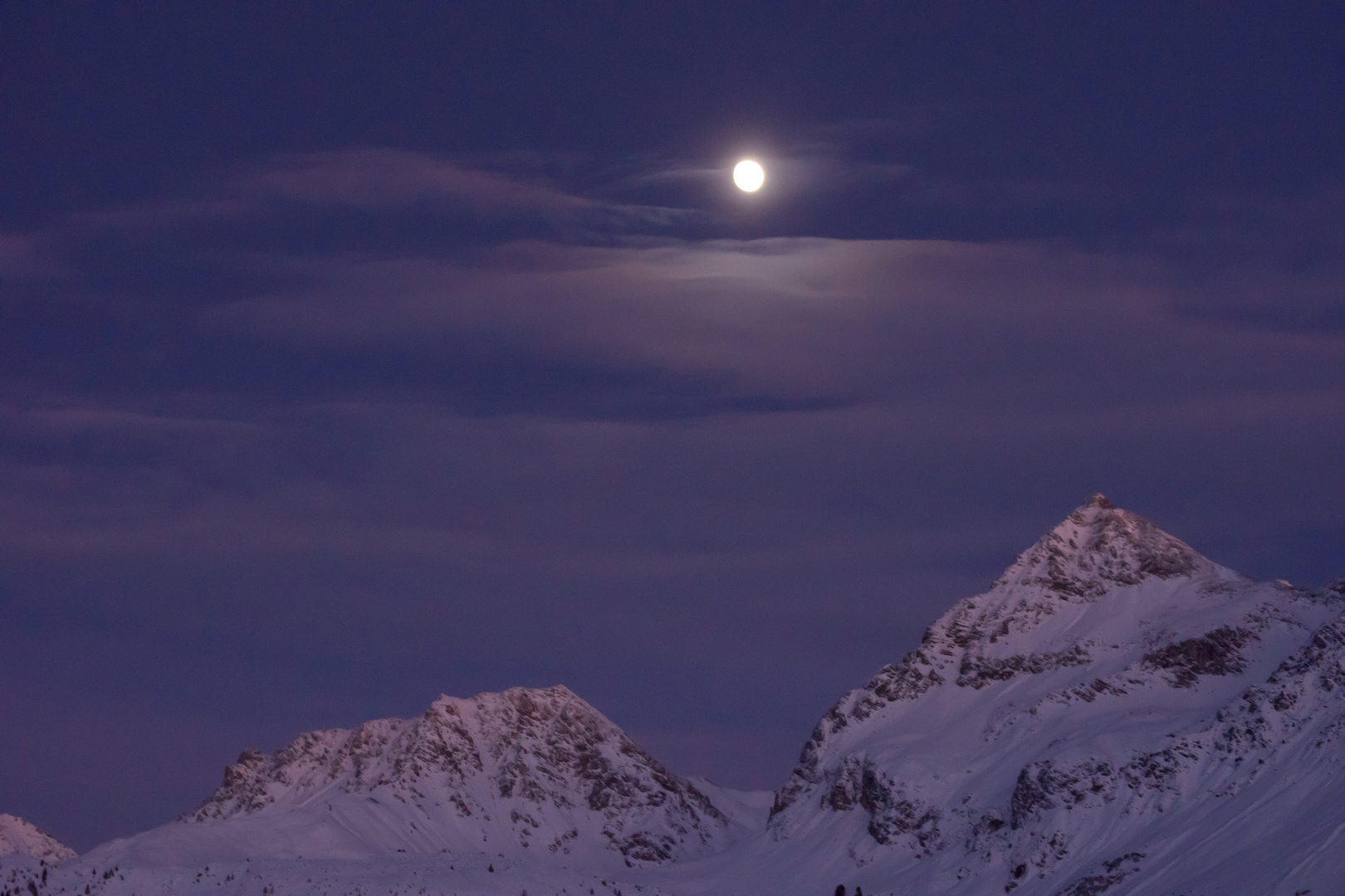 Berge mit Mond in Arosa (CH)