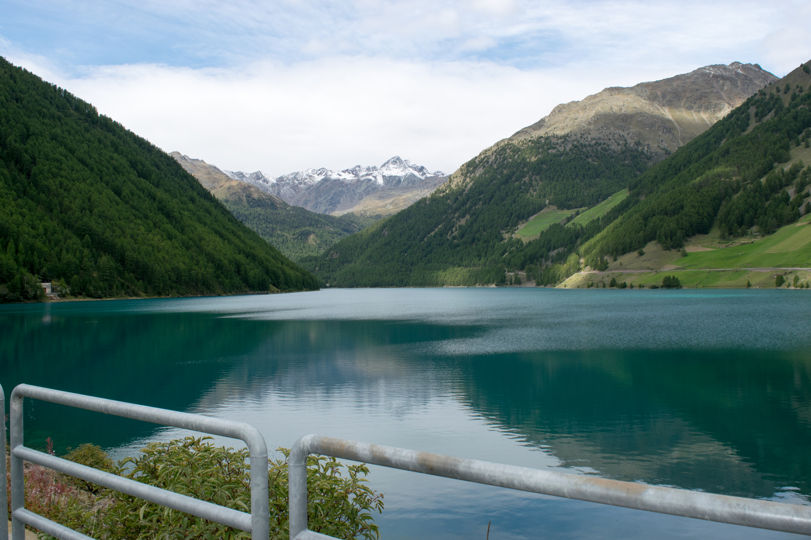 Berge mit schimmerndem blauen Wasser