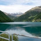 Berge mit schimmerndem blauen Wasser