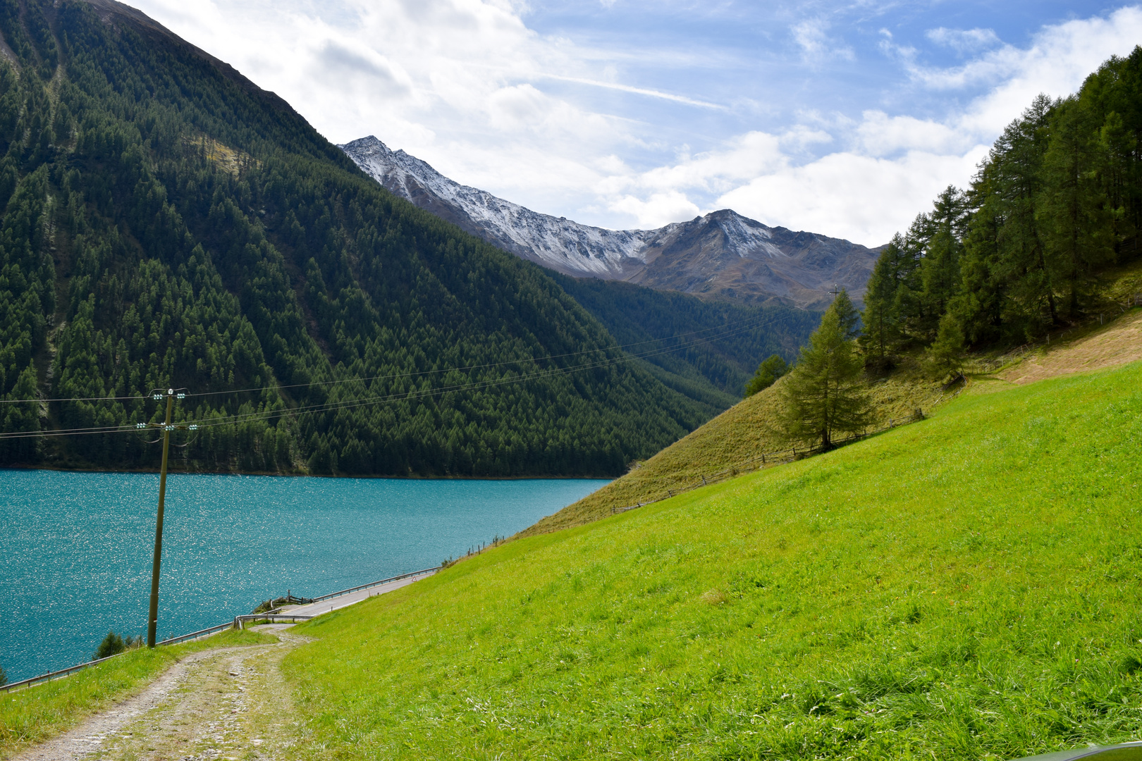 Berge mit schimmerndem blauen Wasser