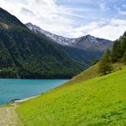 Berge mit schimmerndem blauen Wasser