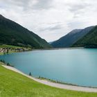 Berge mit schimmerndem blauen Wasser