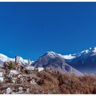 Berge, Schnee und blauer Himmel