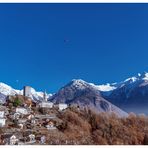 Berge, Schnee und blauer Himmel