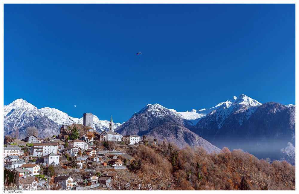 Berge, Schnee und blauer Himmel