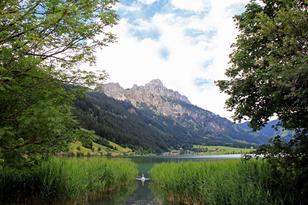 Berge, Seen und grüne Wiesen