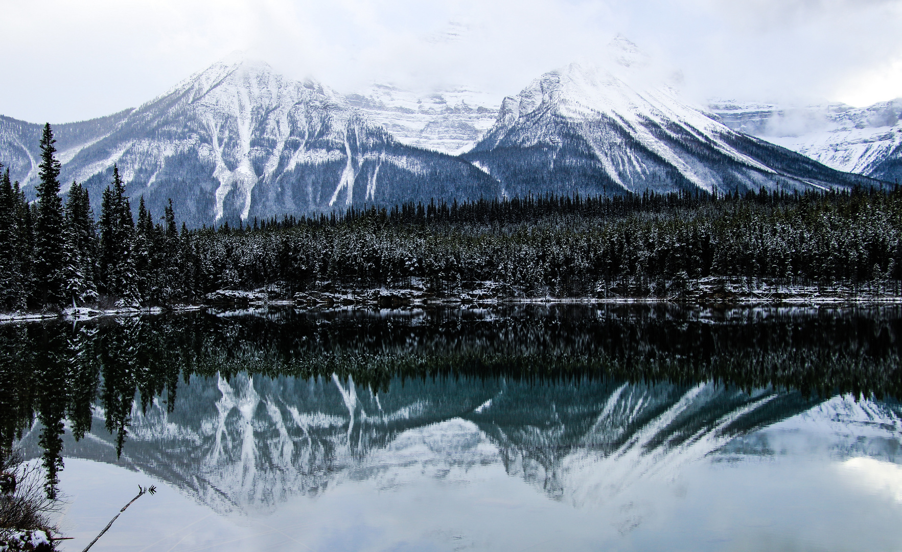 Berge spiegeln sich im Bergsee