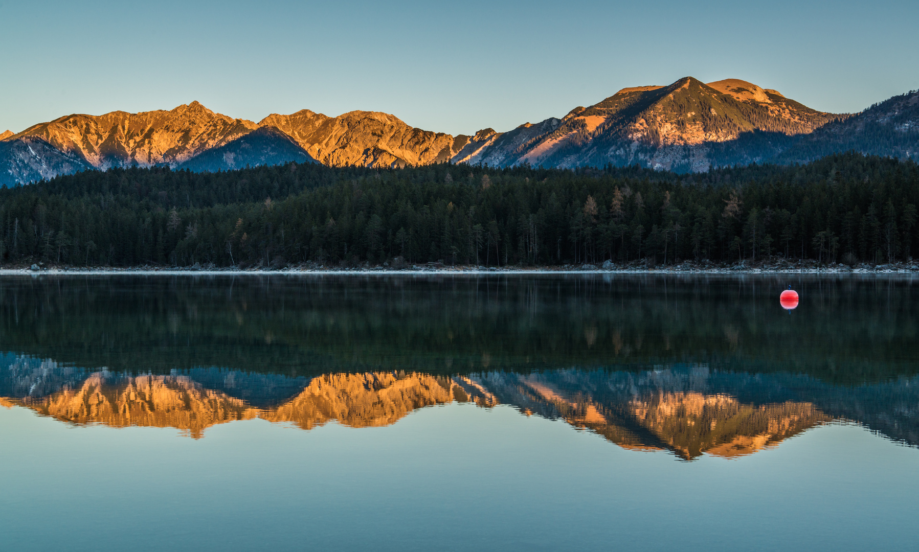 Berge spiegeln sich im Eibsee