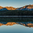 Berge spiegeln sich im Eibsee