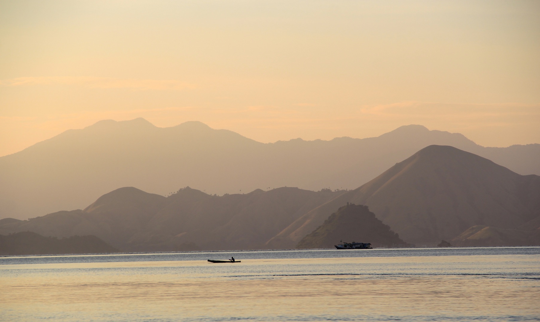 Berge u Meer am Komodo National Park - Indonesien