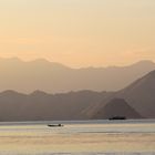 Berge u Meer am Komodo National Park - Indonesien