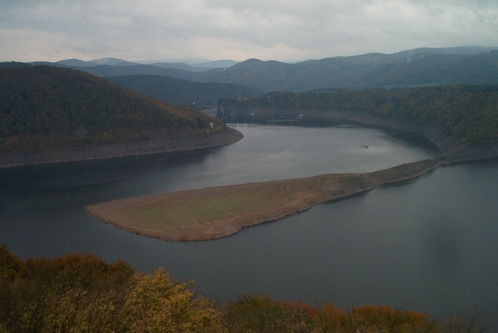 Berge und Ederseelandschaft