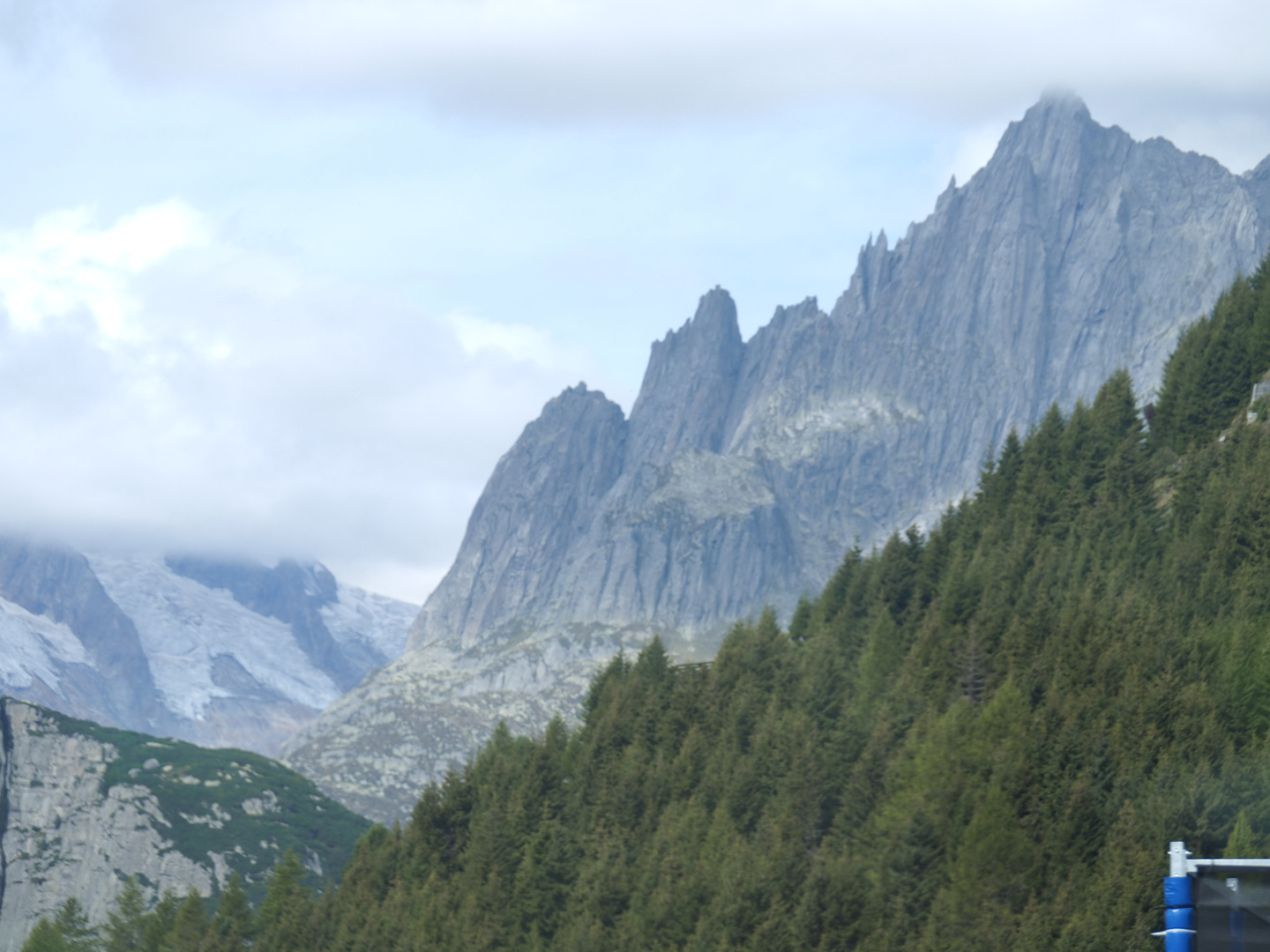 Berge und in der Ferne ein Gletscher. Schweiz 9170259