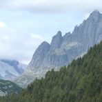 Berge und in der Ferne ein Gletscher. Schweiz 9170259