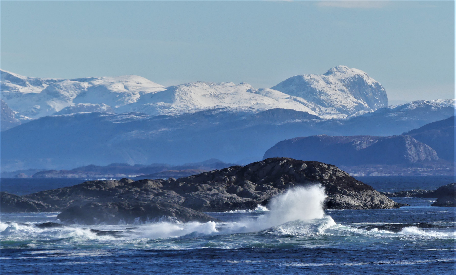 Berge und Meer mit weißen Hauben