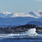 Berge und Meer mit weißen Hauben