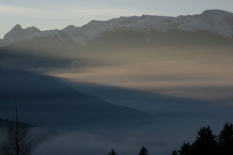 Berge und Nebel