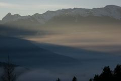 Berge und Nebel