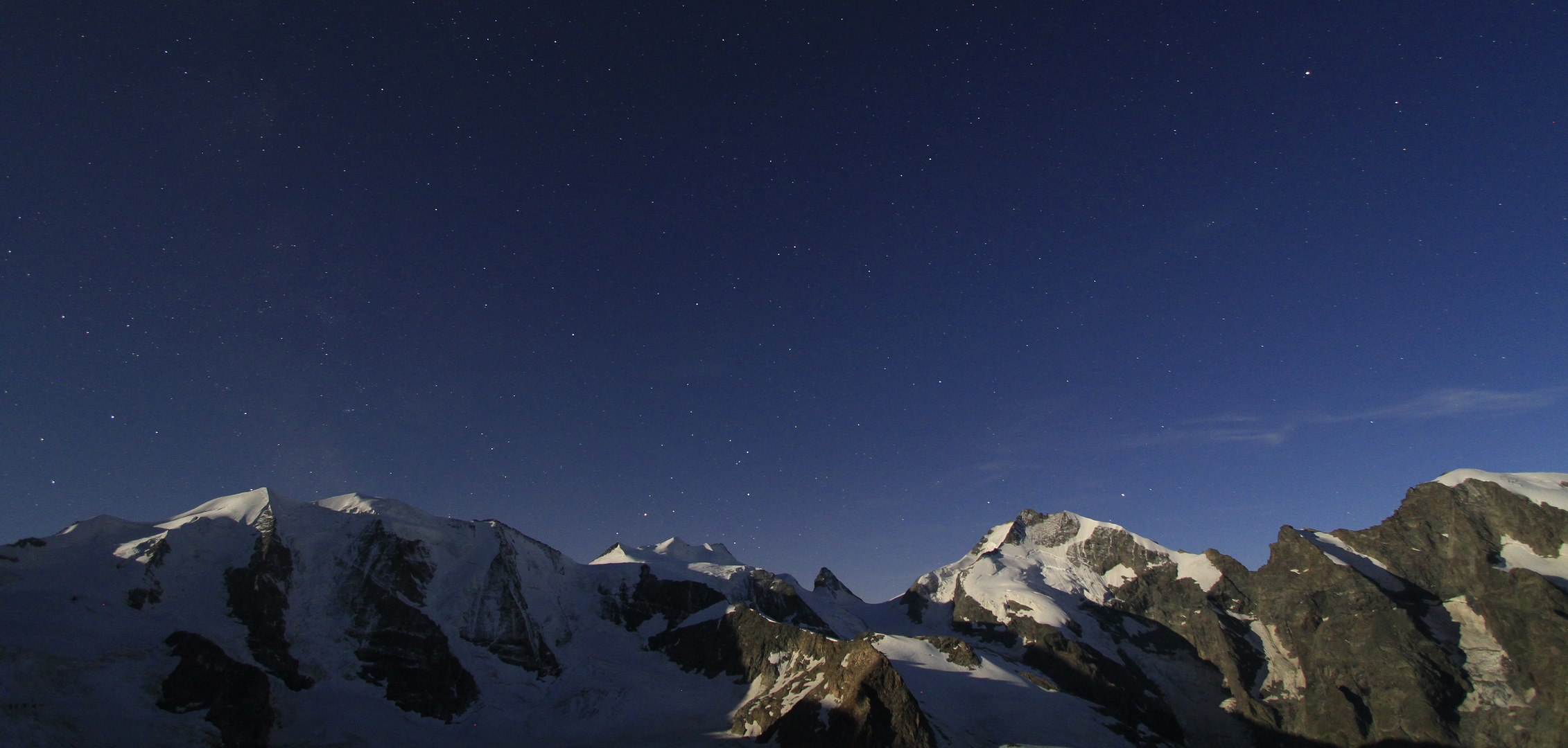 Berge und Sterne bei Vollmond