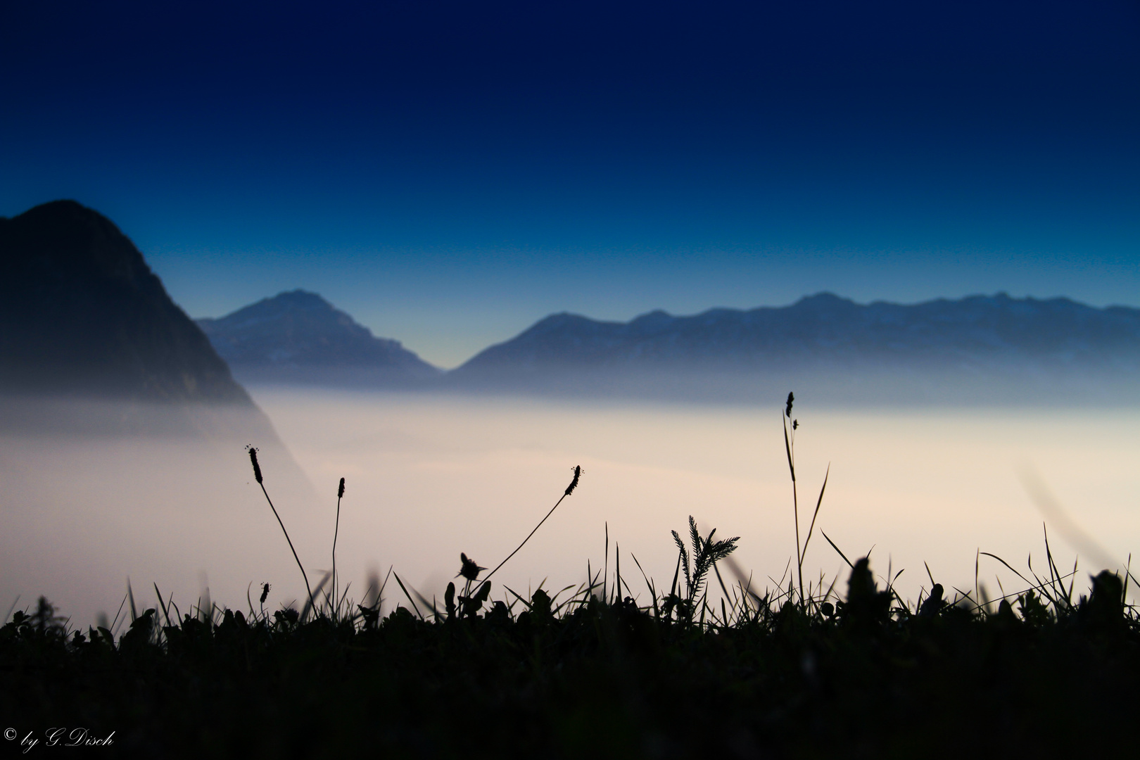 Berge und Täler im Nebel