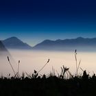 Berge und Täler im Nebel