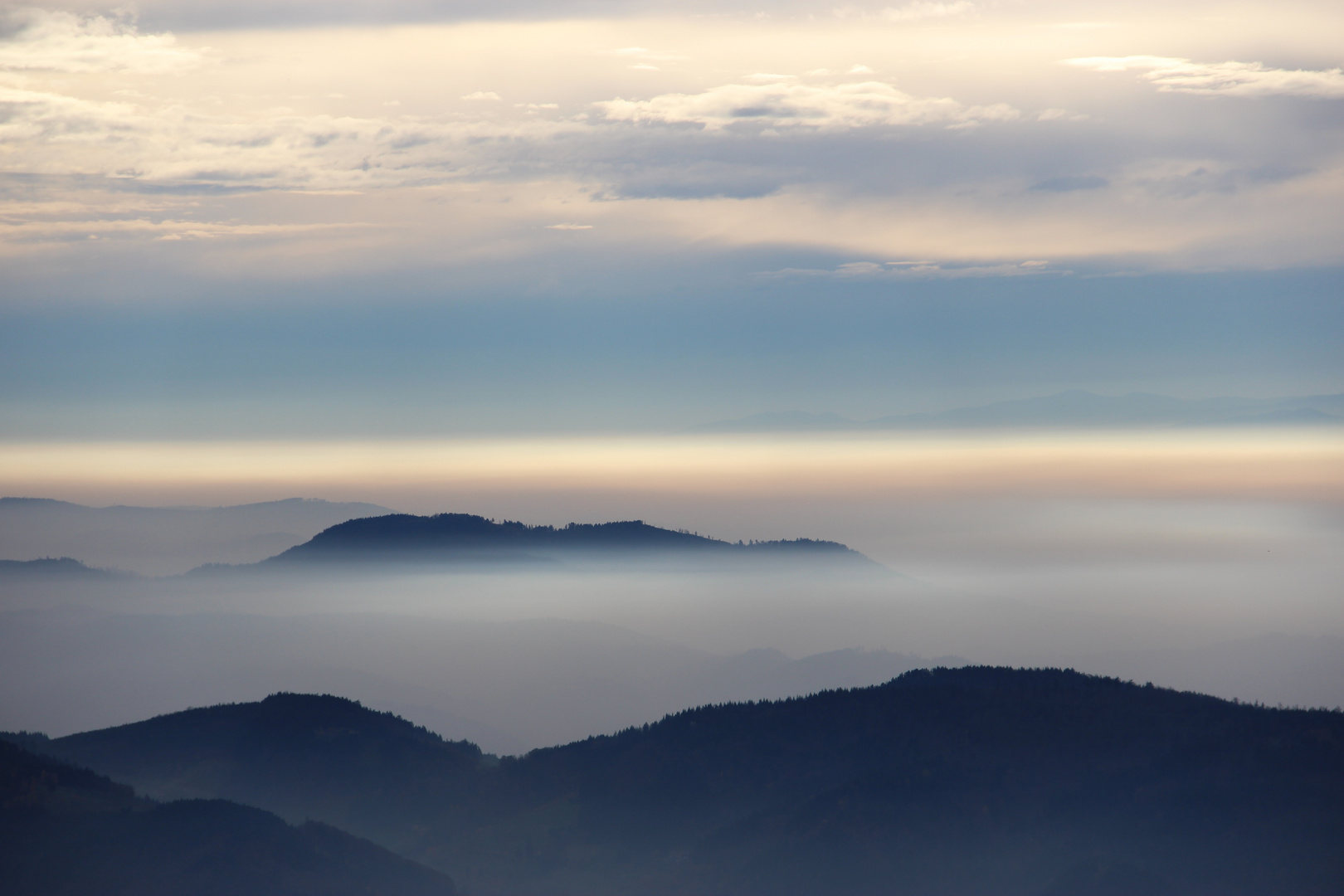 Berge und Täler im Nebel verschlungen