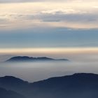 Berge und Täler im Nebel verschlungen