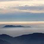 Berge und Täler im Nebel verschlungen