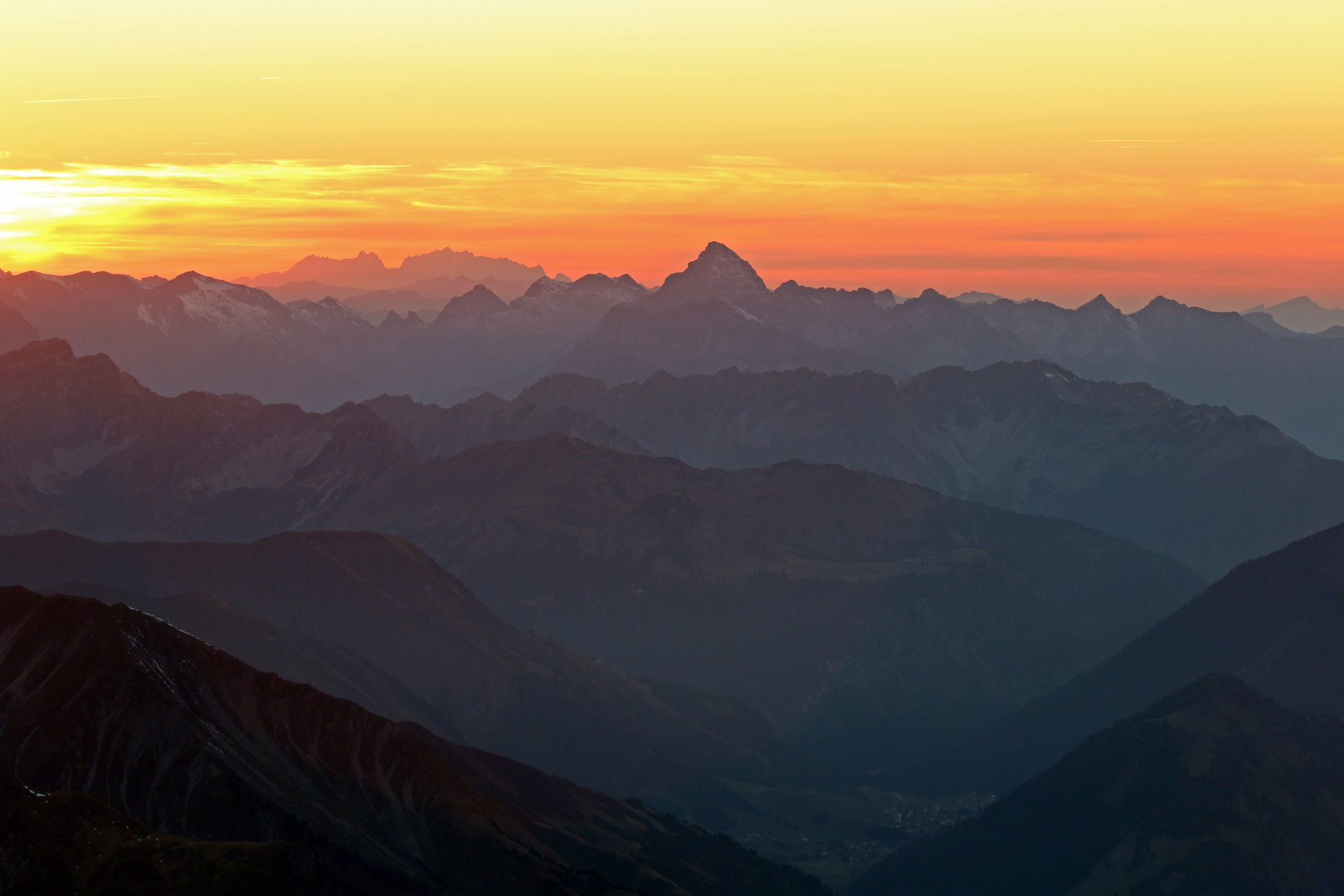 Berge und Tal bei Sonnenuntergang