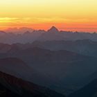 Berge und Tal bei Sonnenuntergang